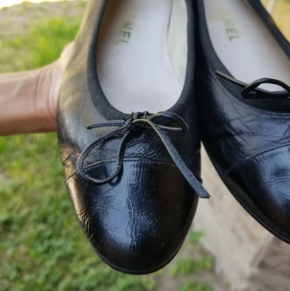 CHANEL Black Leather Cap-Toe Ballet Flats